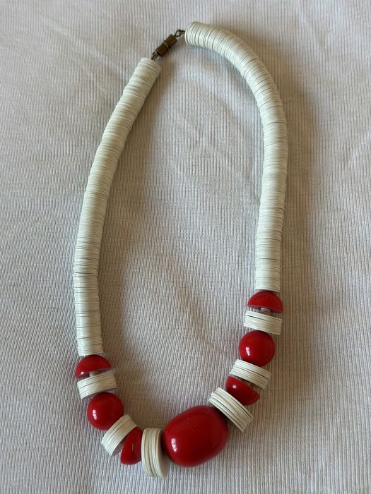 Продавам стилни колиета чешка бижутерия