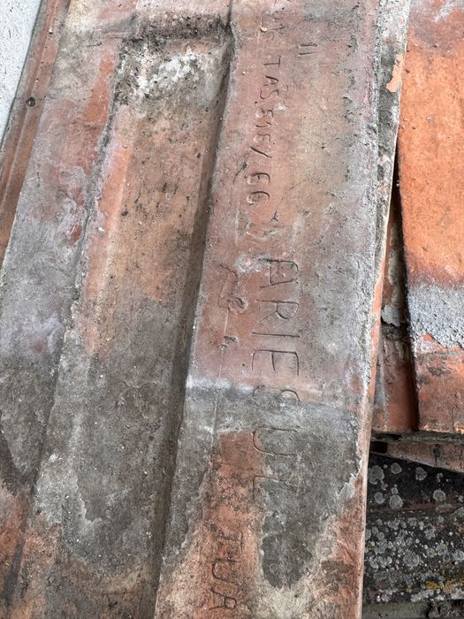 Tigla veche in stare buna