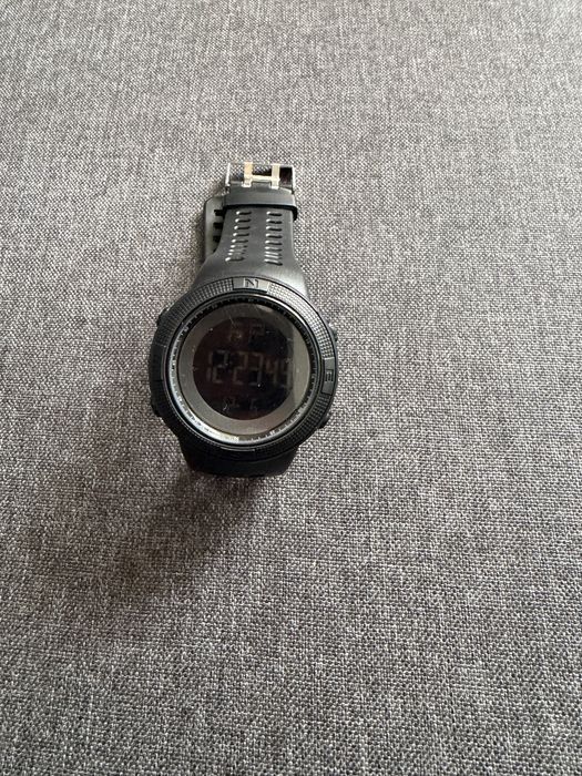 Продавам мъжки електронен часовник
