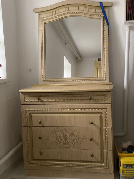 Комод с зеркалом и тумба