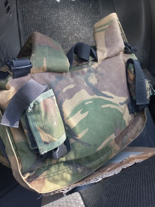 Vând haine militare