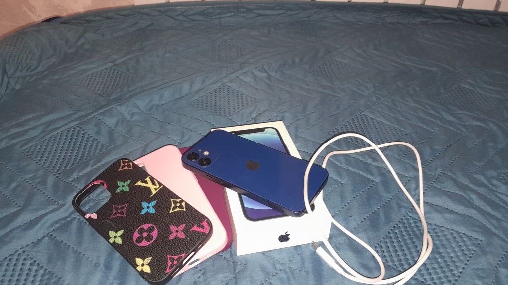 iPhone  12 mini.