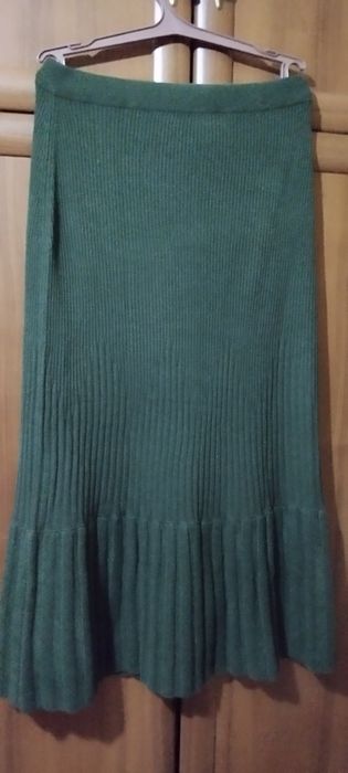Юбка вязанная зелёного цвета.