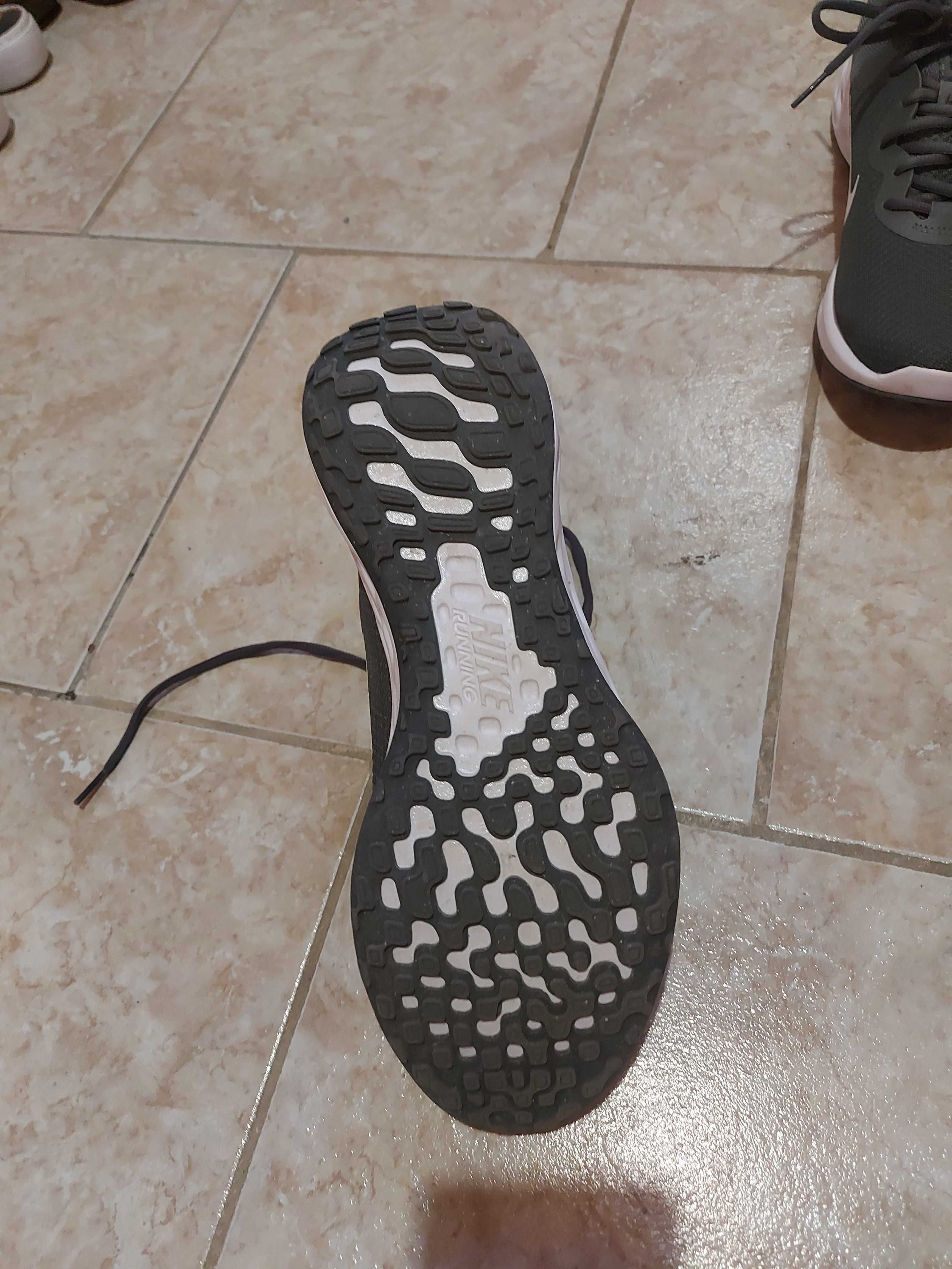 Обувки Nike Revolution 6