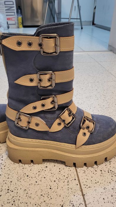 Зимни боти на платформа