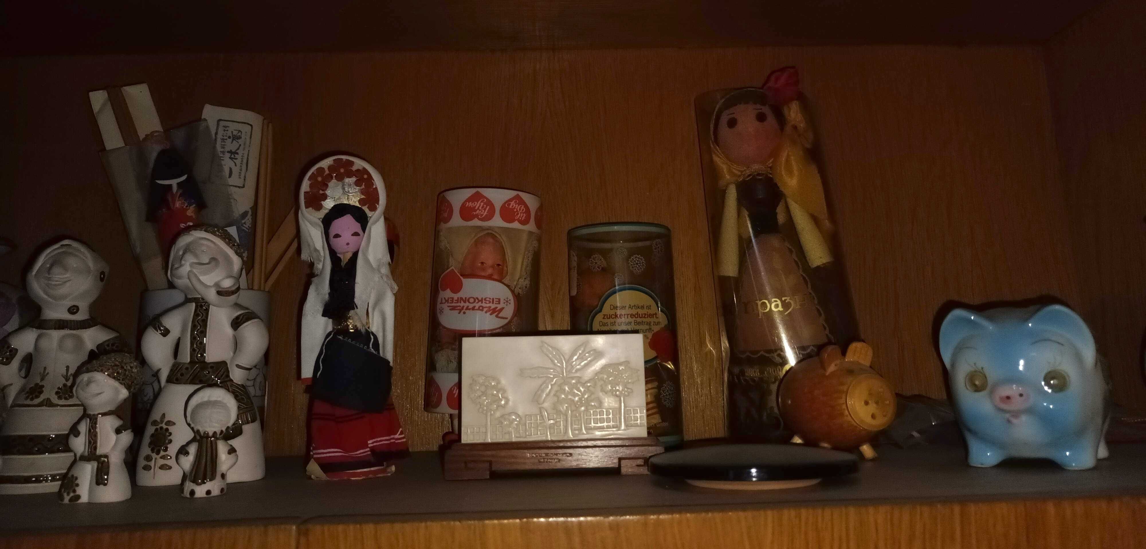 Кукли, закупени от чужбина и сувенири