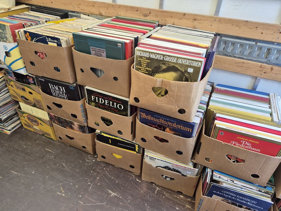 Vând colecție de 200 de discuri vinil cu muzică clasică mixtă. Discuri