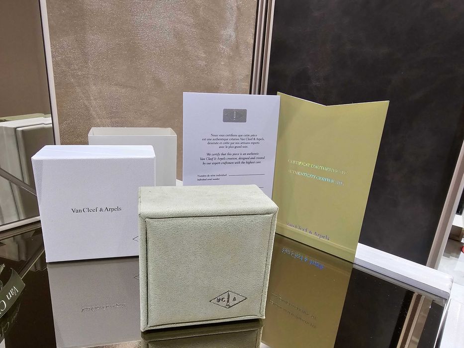 Van Cleef & Arpels VCA Пълен Комплект Кутия и Сертификат за Колие