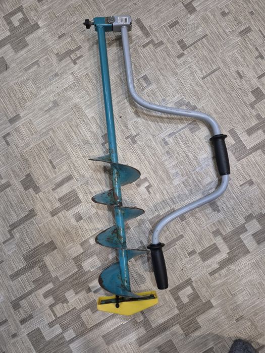 Продаю ледобур для зимней рыбалки