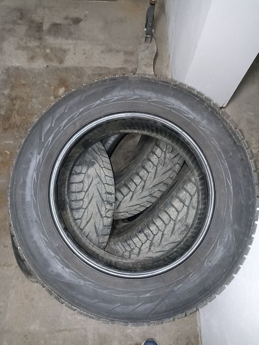 Продам комплект шин зимних б/у