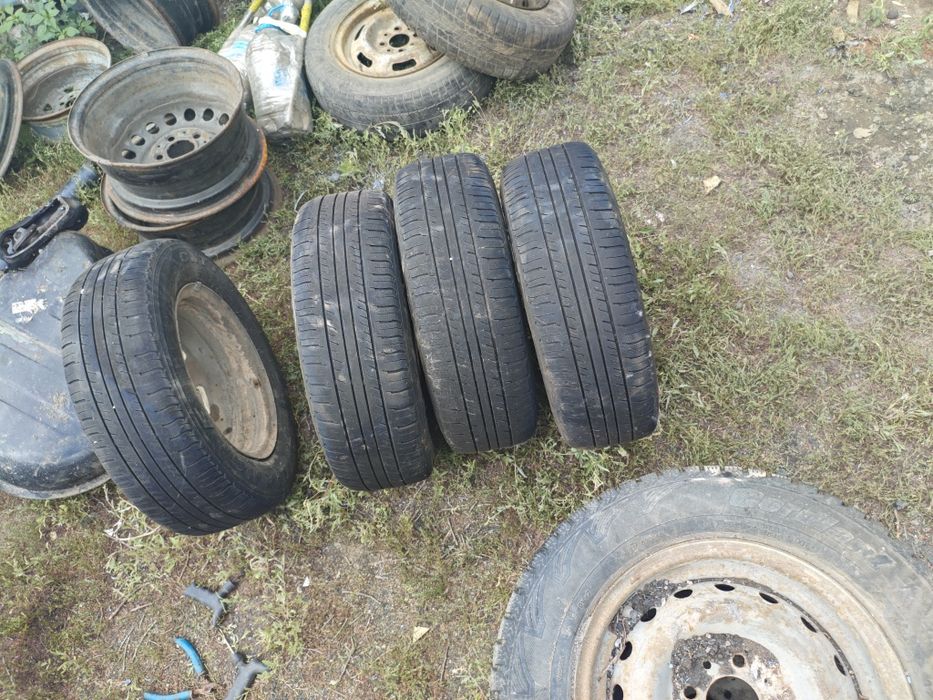 Продам резину  2 талона лето р16 . Зима р13 3 балона . Лето р13 4 бал