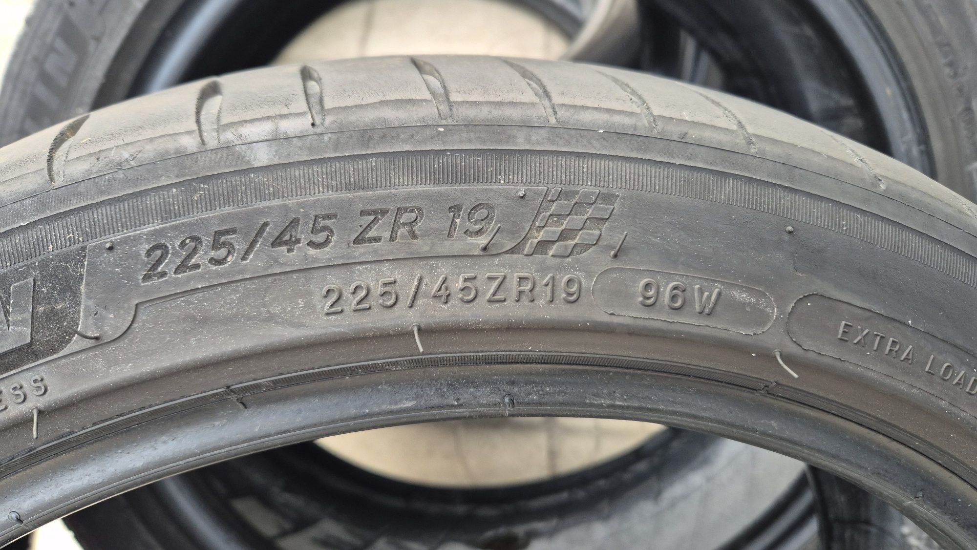 2бр.летни гуми 225/45/19 96 W Мишелин-19 цола