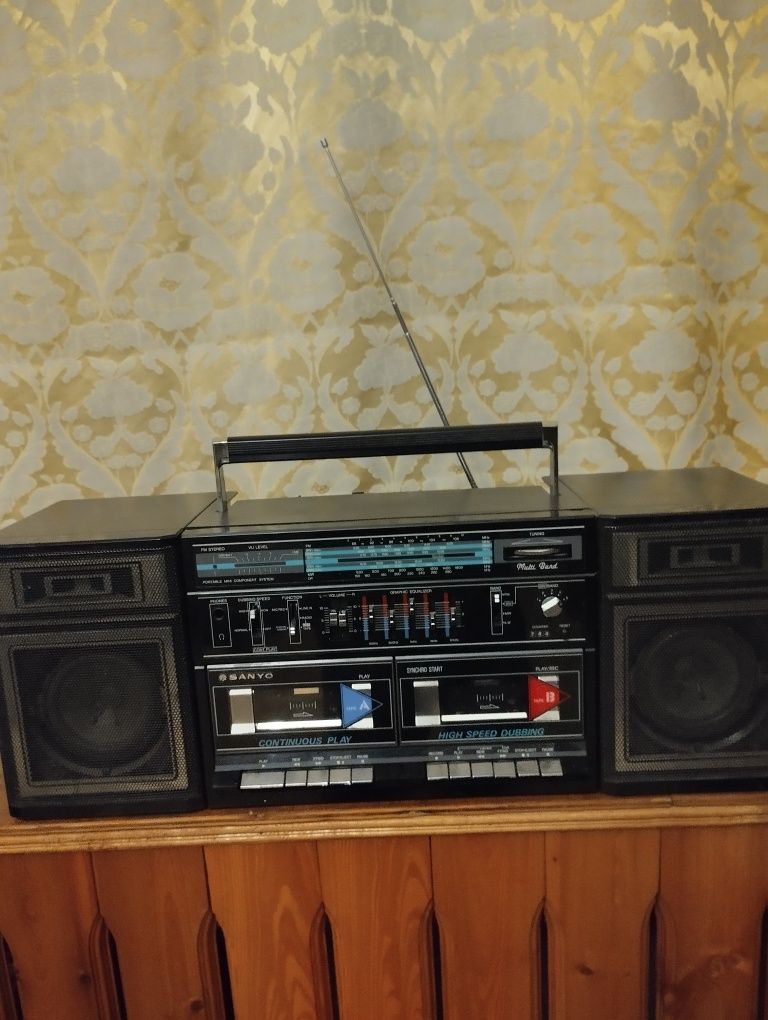 Магнитола  sanyo mtw 55 в рабочем состоянии  радио и оба кармана