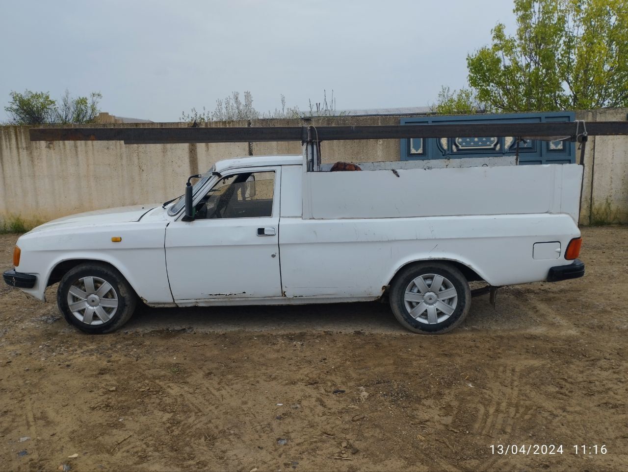 Volga pekap 2410 sotiladi