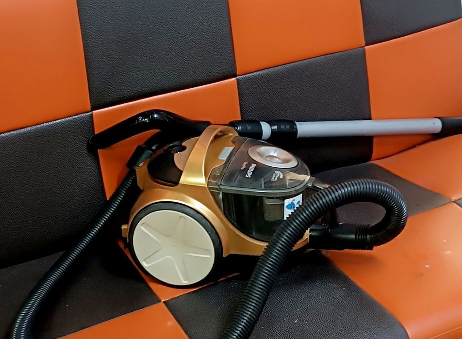 Продам пылесос с управлением на ручке.