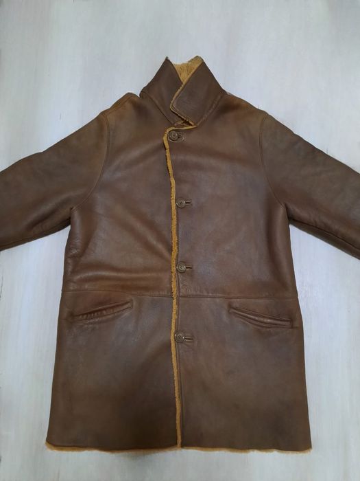 Коричневая дубленка из натурального меха овчины.