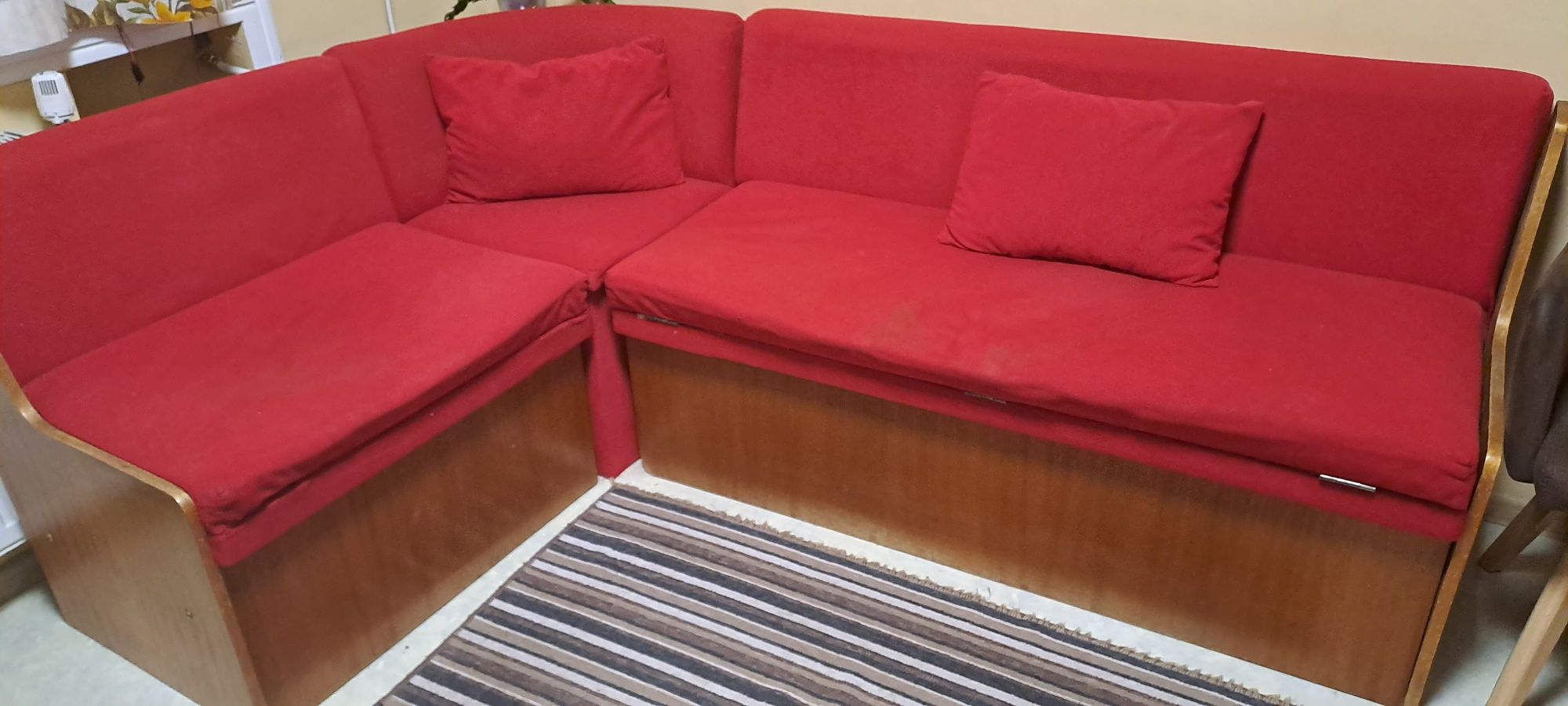 Кухненски диван,удобен и практичен с 3 раклички..