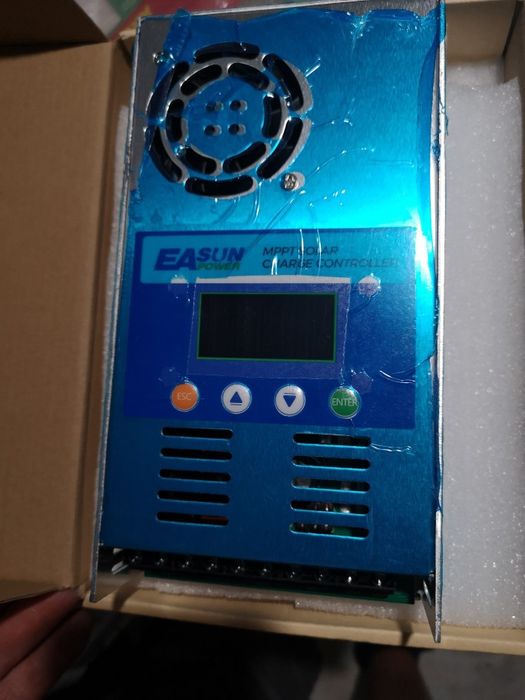 Vând controler solar Easun 60A