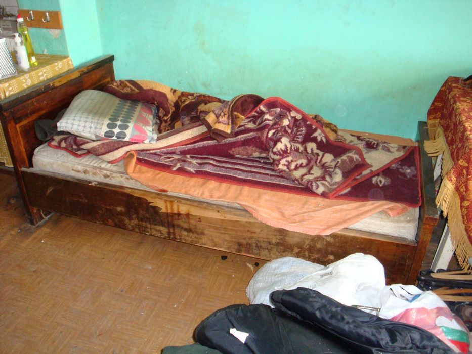 Подарявам спалня, легло, ракла, нафтова печка, печка на дърва, тв маса