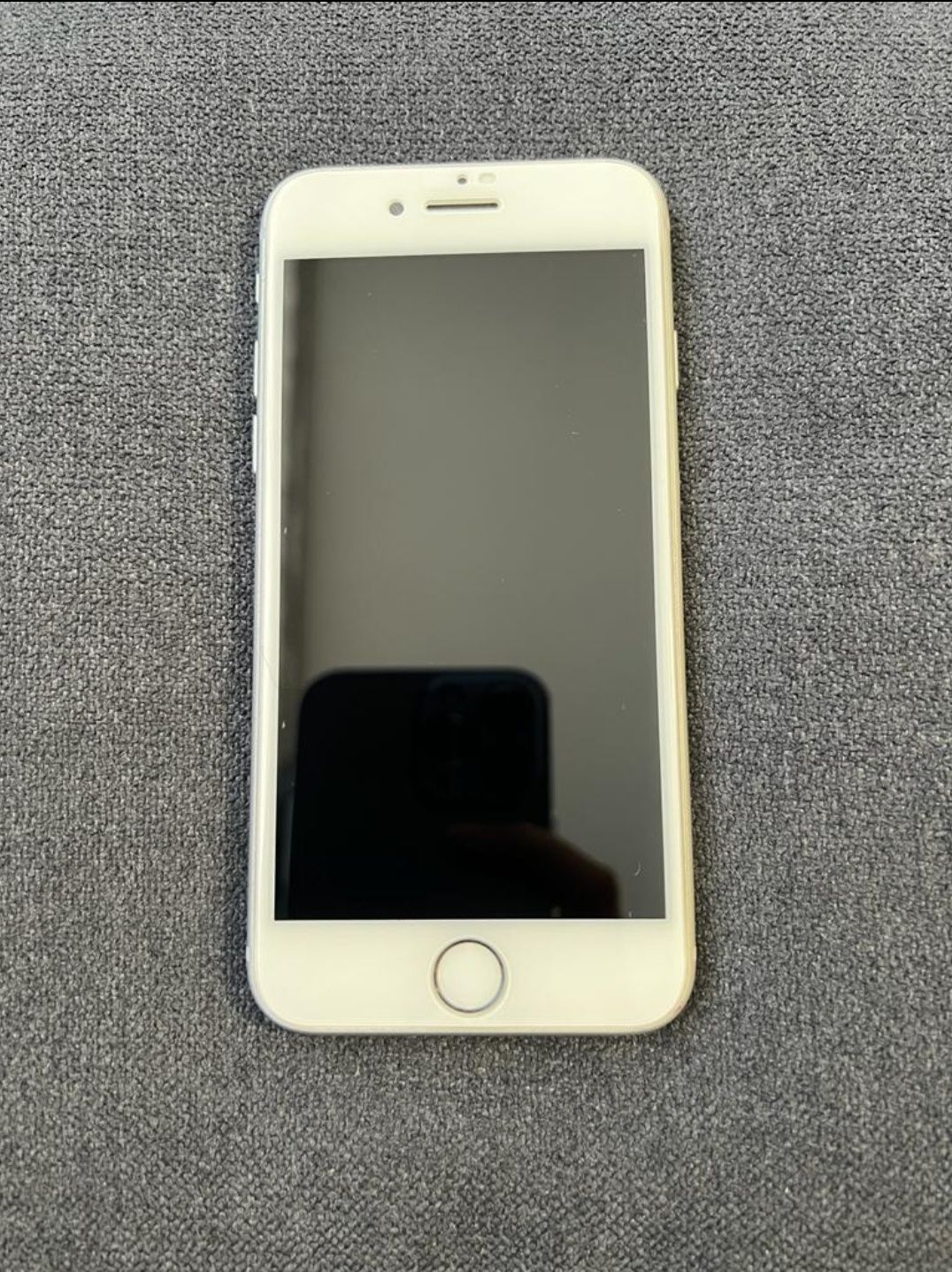 Продам Iphone 8 64 gb silver.