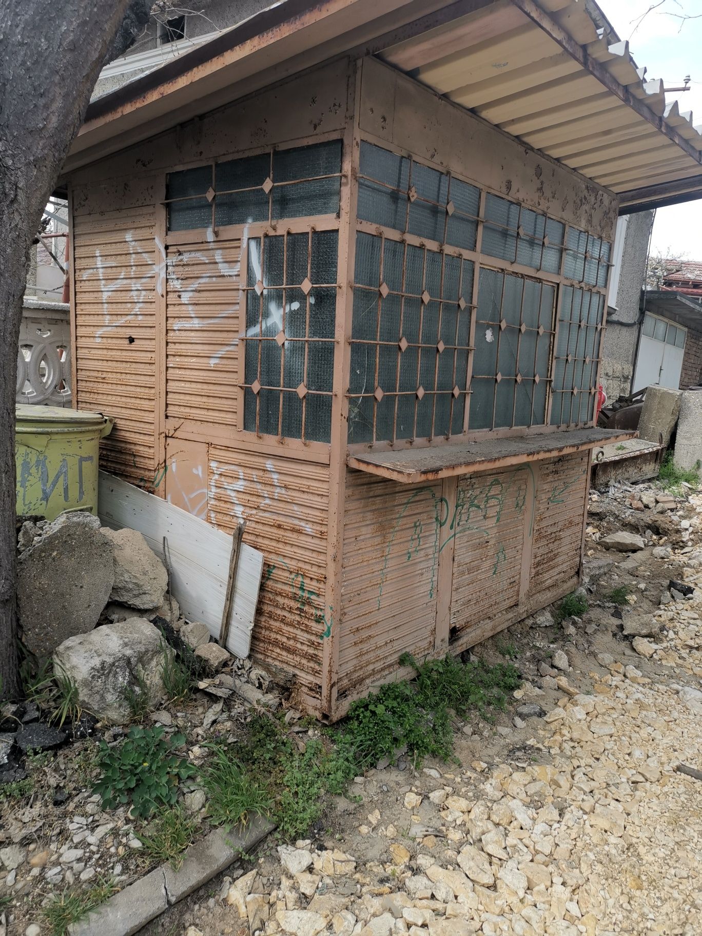 Продавам 2 грапи/търмъци за 99 лв. И павилион/будка за 350