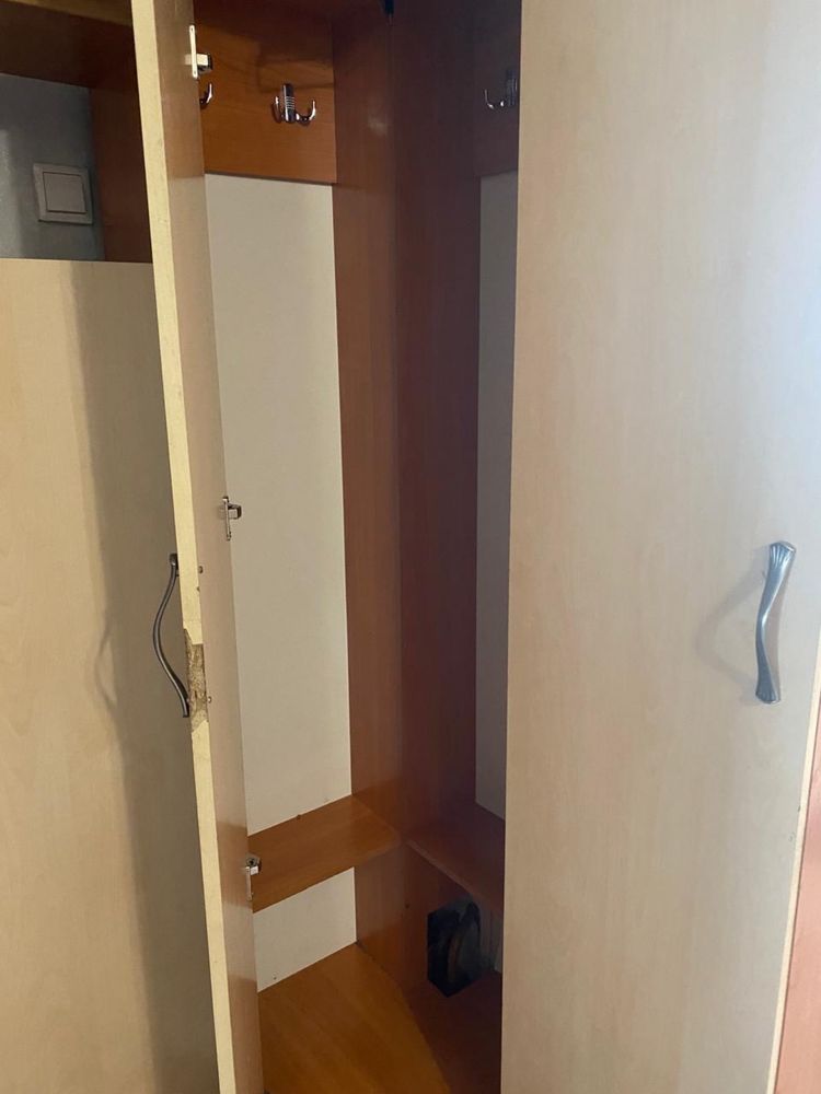 Продам угловой шкаф в прихожую