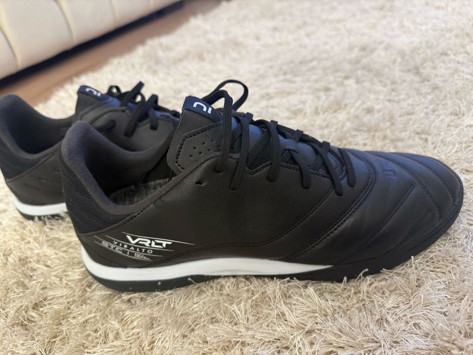 Adidasi fotbal din piele Kipsta Viralto.