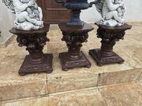 Set de 3 suporți pentru statuete sau flori din lemn .