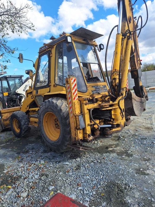 Buldoexcavator Caterpillar