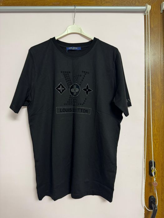 Tricouri de damă și de bărbați diferite mărimi și culori