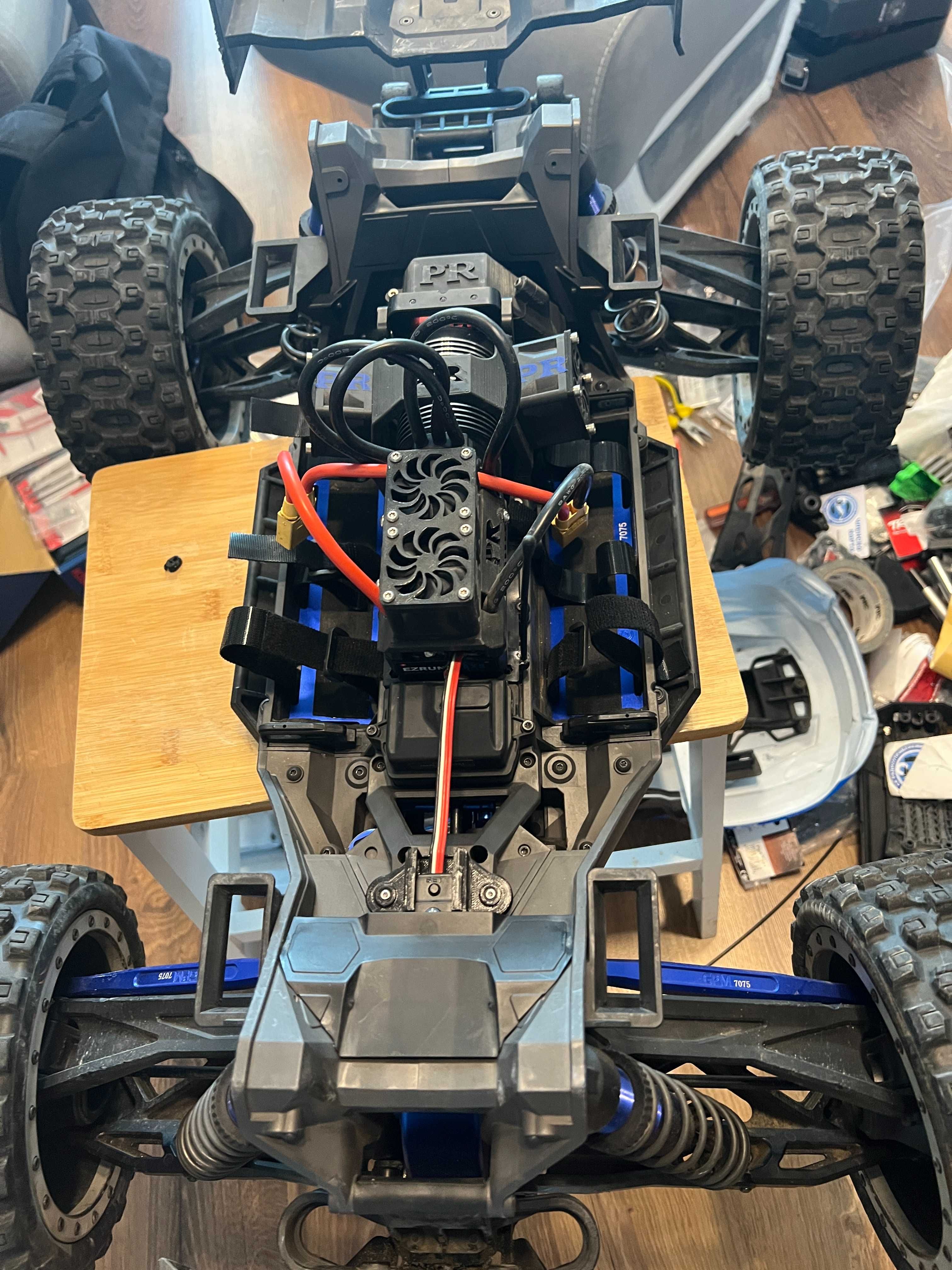 Traxxas XRT-8S (изцяло ъпгрейднат), с 2 апаратури и куп резервни части