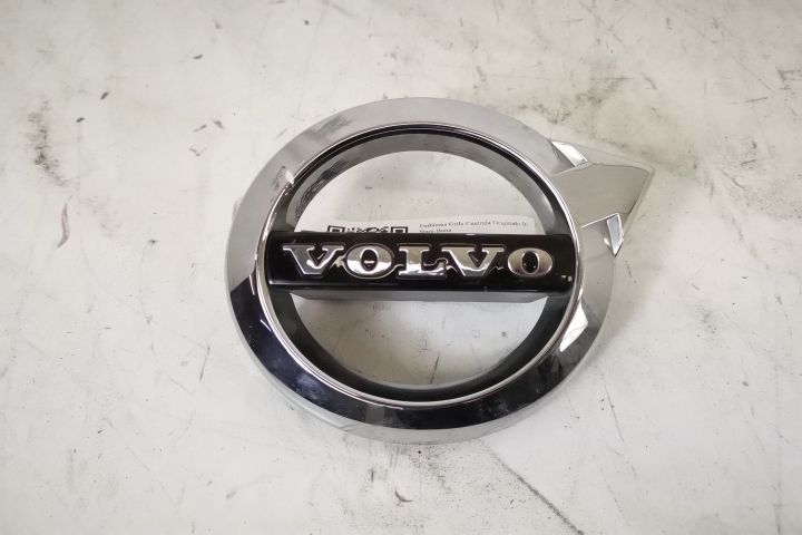 Волво XC70 / Volvo XC70 Оригинален емблем за централна решетка в добро