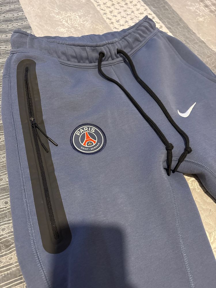 Nike tech панталон на psg