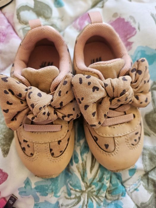 Обувки за момиче 21н. И две рокли Майорал 18м.86см.