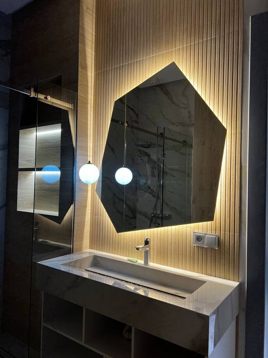Зеркало с LED подсветкой.
Зеркала для ванной комнаты 
Зеркало с сенсор