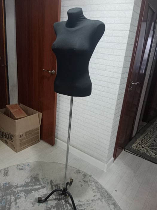 Манекен кара түс