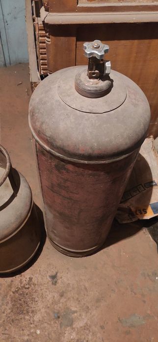 Газовый баллон 2 штуки.