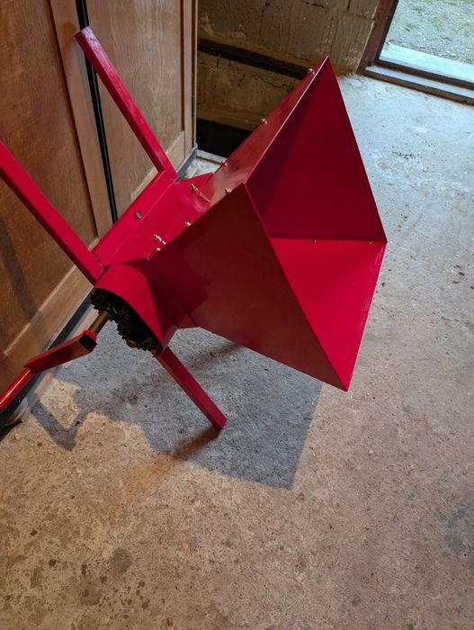 Vând zdrobitoare de struguri noua