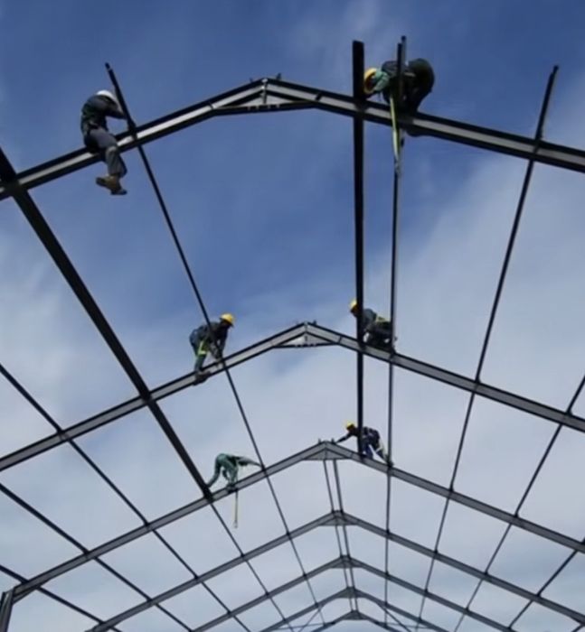 Vand și construiesc o gama larga de hale sau structuri metalice noi