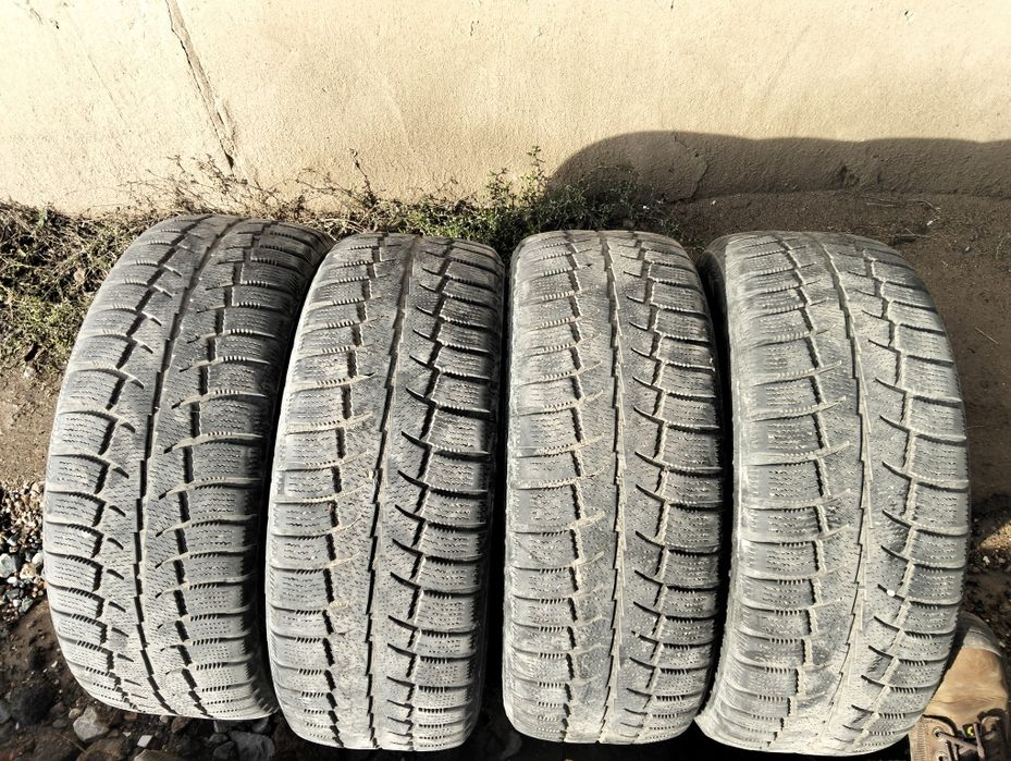 Продам резину липучка 4 шт.