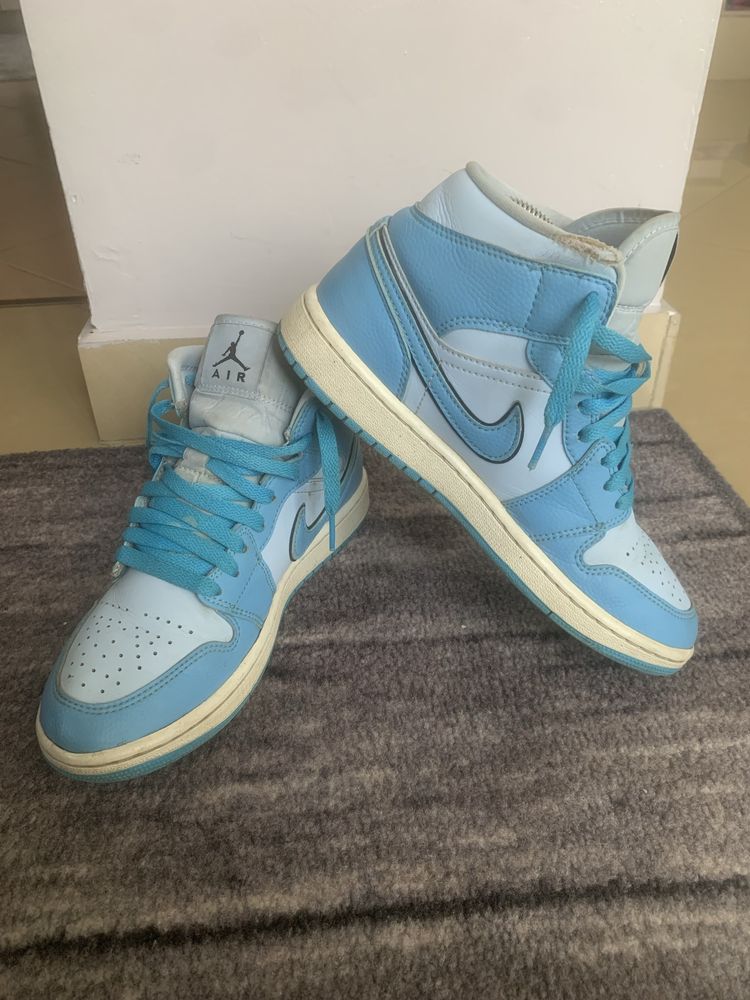 Air Jordan 1 Mid SE Ice Blue