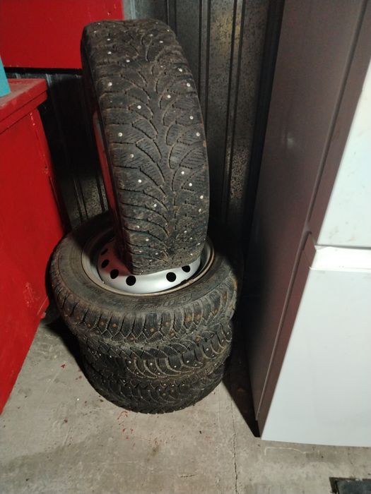 Продам зимние шипованные шины на Нексию с дисками