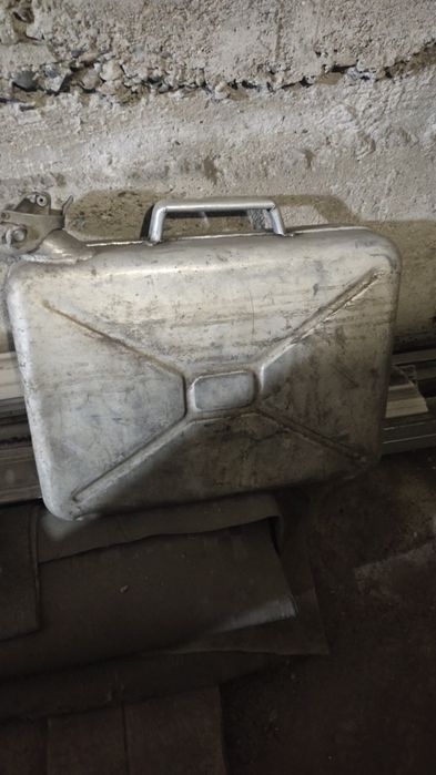Продам канистры 20л