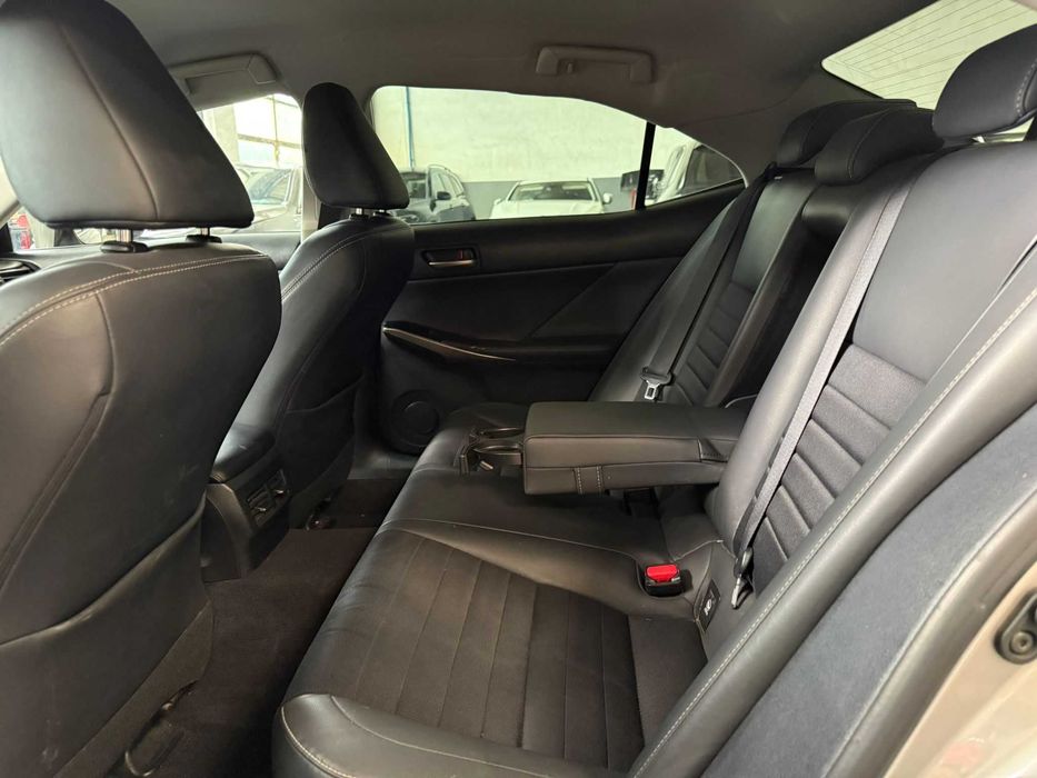 Lexus IS300h avariat