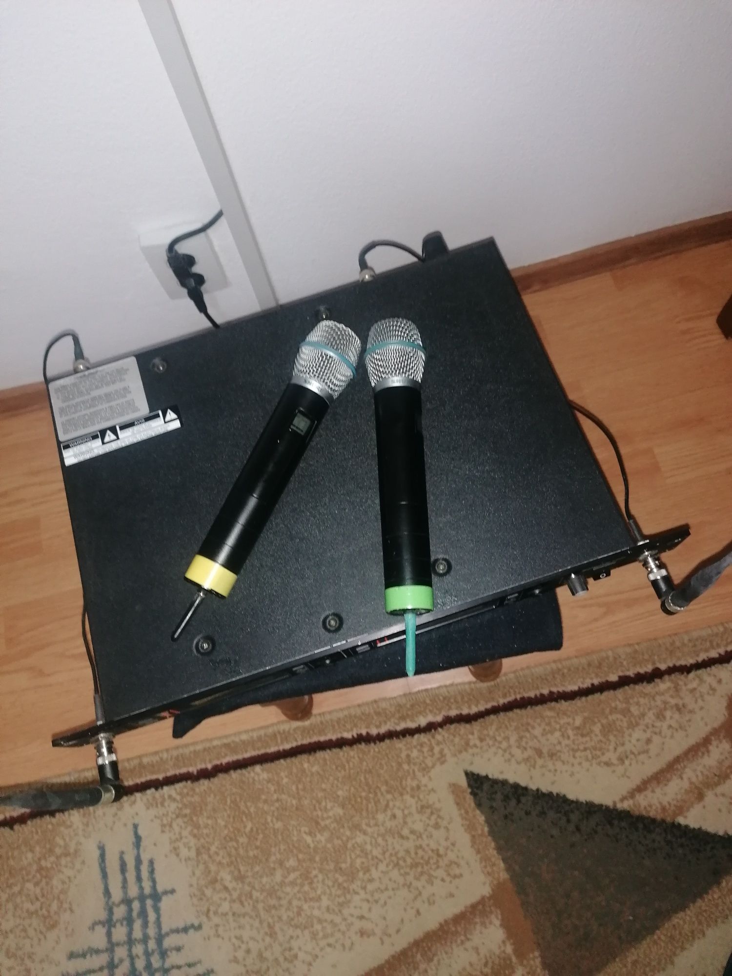 NEGOCIABIL. Set microfoane wireless shure u4d cu beta 87