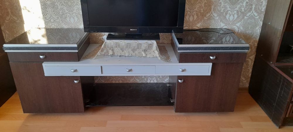 Продам тумбу под телевизор