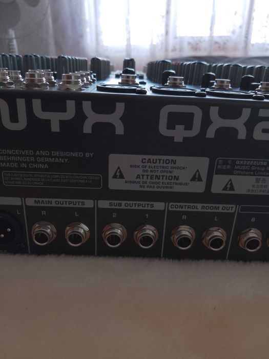 Behringer XENYX QX2222 USB 22 канален миксер.