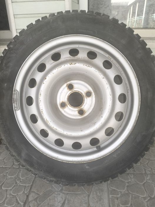 Комплект зимних шипованных шин