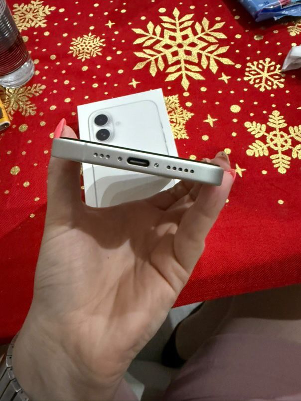 Iphone 16 128gb с гаранция към yettel