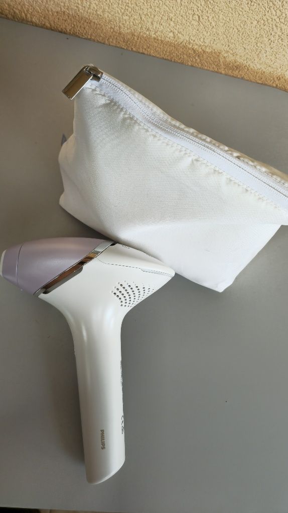 Фотоепилатор Philips Lumea IPL 8000